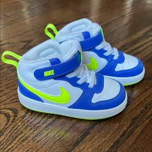 NIKE BOYS LITTLE KID COURT BOROUGH 2 MID SNEAKER - size 7C